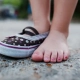 foto de niña caminando con un solo zapato quiropráctico Barcelona