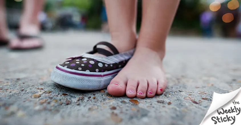 foto de niña caminando con un solo zapato quiropráctico Barcelona