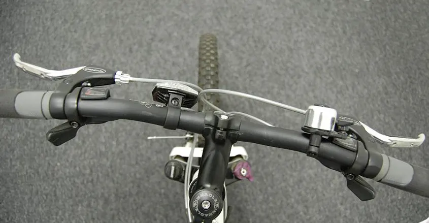 imagen de bicicleta manillar desalineado para comparar con una columna desalineada