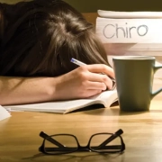 imagen de estudiante de quiropráctica que se ha quedado dormida en la mesa de estudio