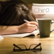 imagen de estudiante de quiropráctica que se ha quedado dormida en la mesa de estudio