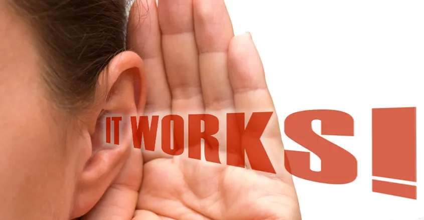 imagen de unamano que se acerca a la oreja para oir mejor con el texto IT WORKS