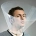 foto de un hombre con la cabeza rodeada por una campana transparente de veterinarios
