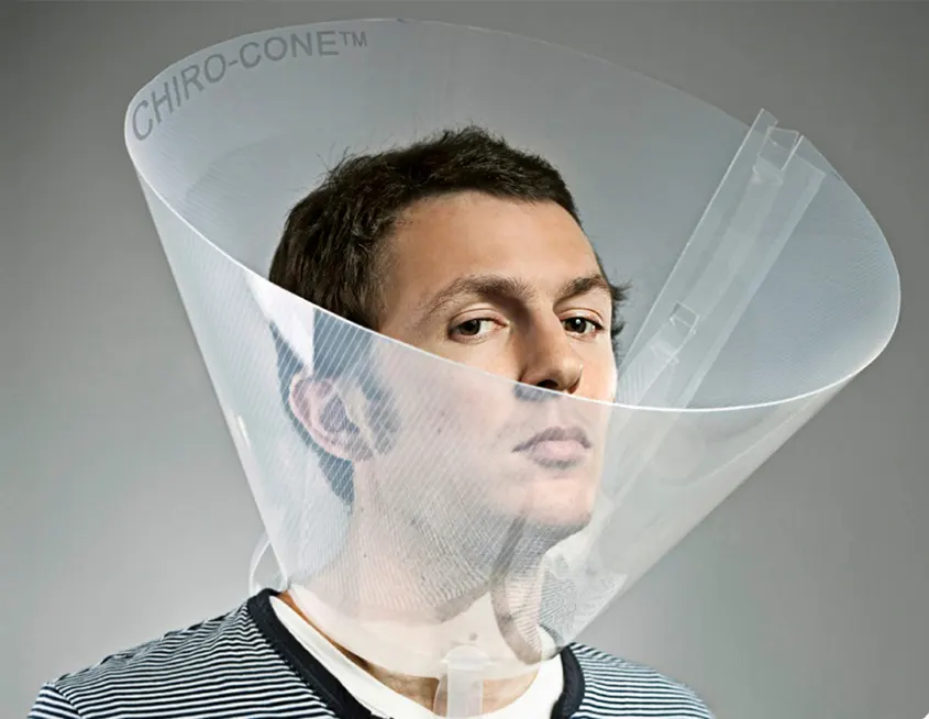 foto de un hombre con la cabeza rodeada por una campana transparente de veterinarios