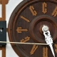imagen de un hombre ajustando un reloj desde una ventana