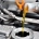 Imagen de mecánico realizando labores de mantenimento en un motor rellenando aceite