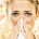 foto de una mujer con síntomas de alergia con un pañuelo en la nariz quiropráctico Barcelona