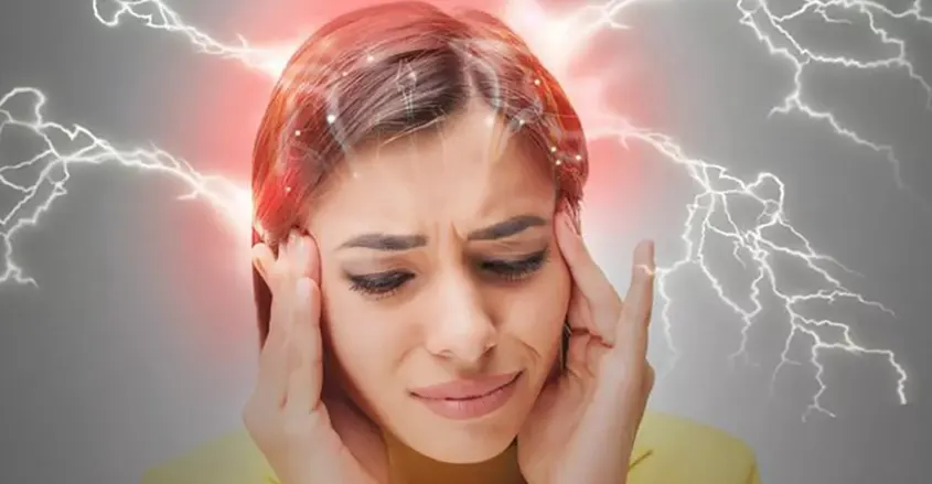 imagen de una mujer sufriendo una cefalea 