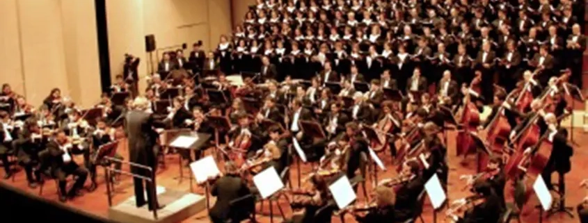 imagen de una orquesta en un concierto quiropráctica Barcelona Pura Vida