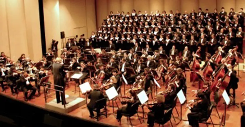 imagen de una orquesta en un concierto quiropráctica Barcelona Pura Vida