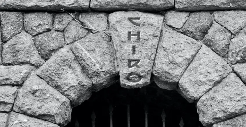 imagen de una puerta de piedra con una piedra angular quiropráctica Barcelona