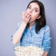 Mujer comiendo popcorn o palomitas de un gran bol