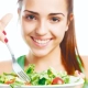 Foto de mujer joven comiendo comida sana ensalada quiropráctico Barcelona