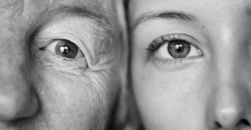 Imagen de las caras de una mujer joven y otra mayor en blanco y negro