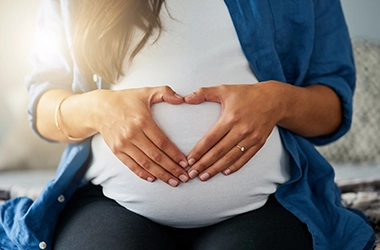 El vientre de una mujer embarazada