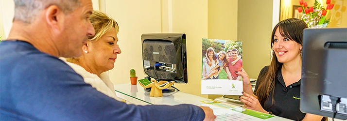 Pacientes registrándose en la recepción