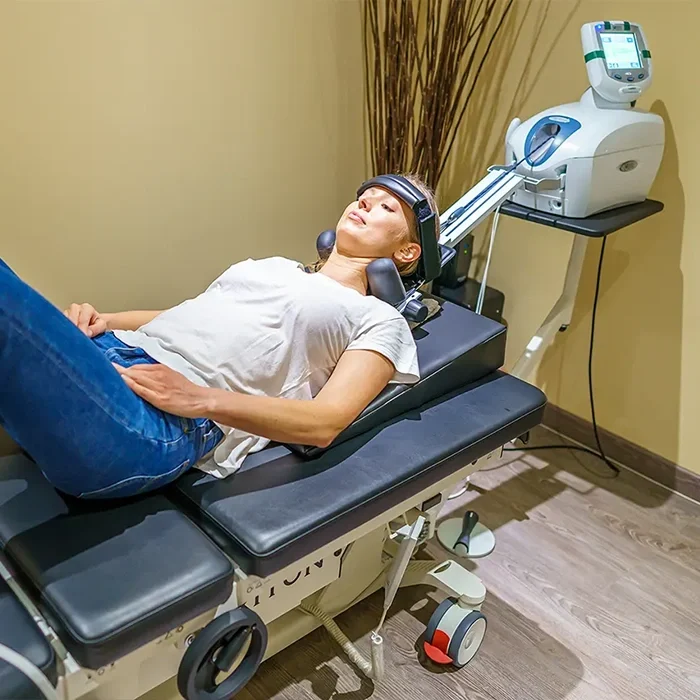 Paciente en la máquina de descompresión