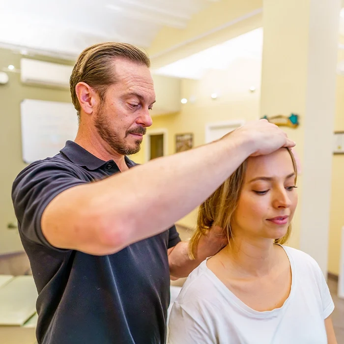 Boyce Kinnison Ajustando A Una Paciente