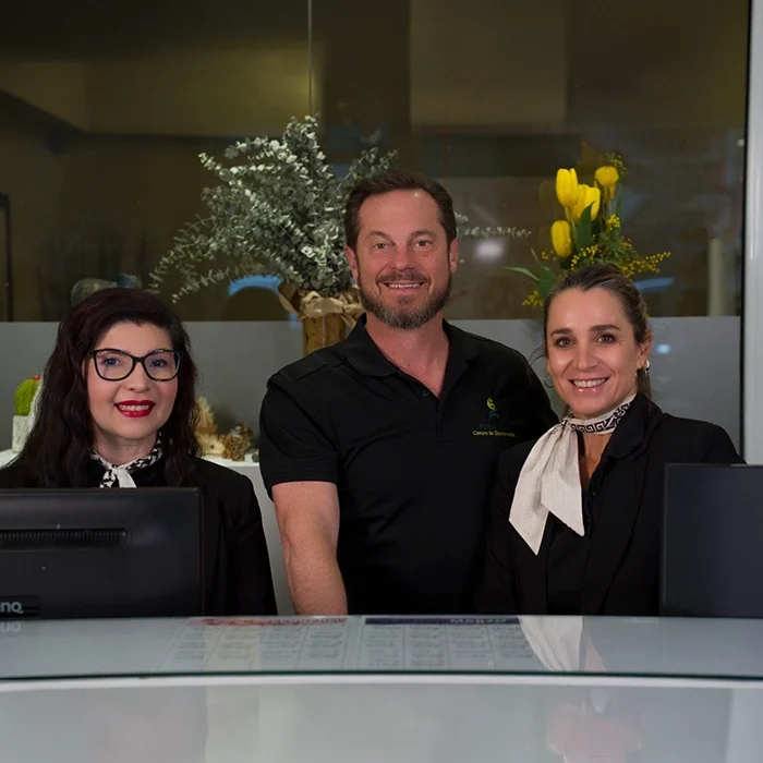 Boyce Kinnison Con Los Miembros De Su Equipo