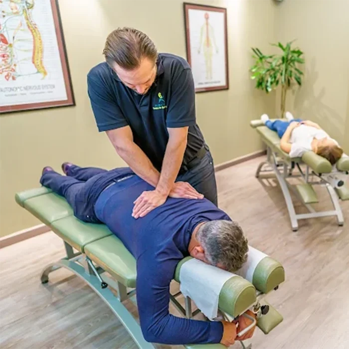 Quiropractico Barcelona Espana Boyce Kinnison Con Un Paciente HP